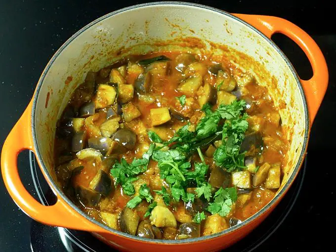 garnish brinjal curry with coriander leaves