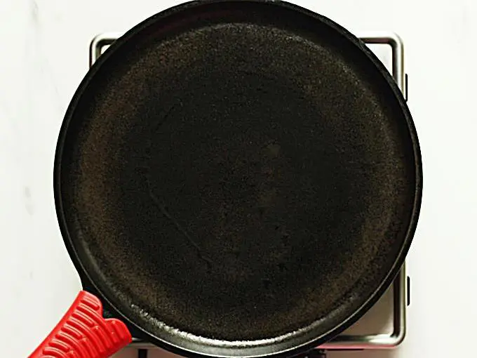 heat a pan to make bread pizza