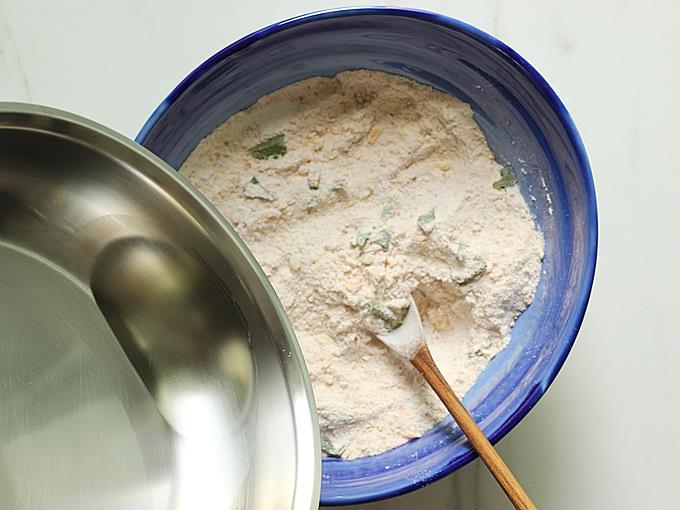 mix flour with water to make nippattu