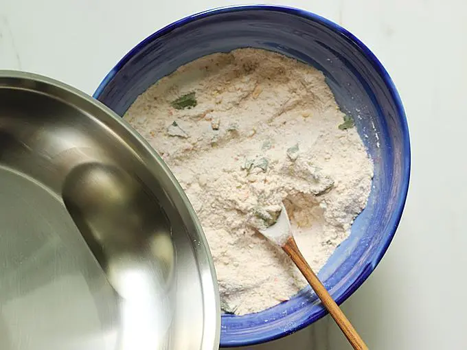 mix flour with water to make nippattu