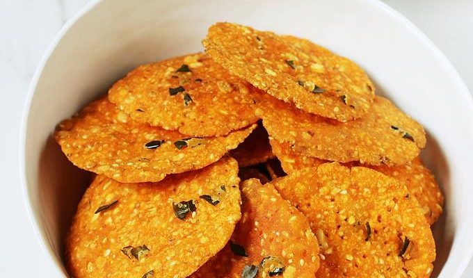 Nippattu recipe | Karnataka style crispy nippattu