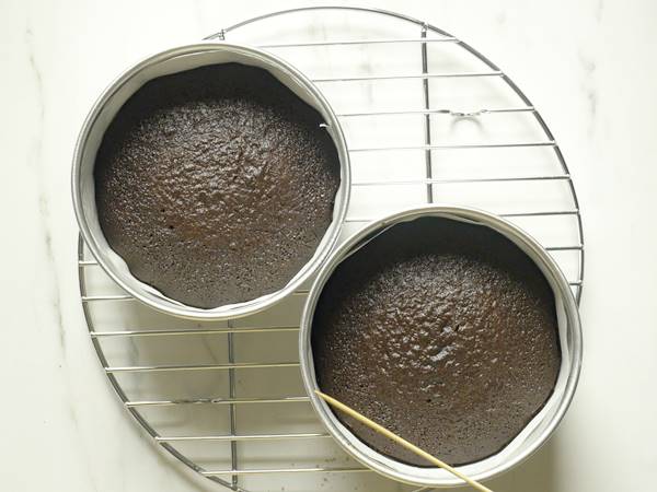 How to make chocolate cake  with eggs    Swasthi s Recipes - 77