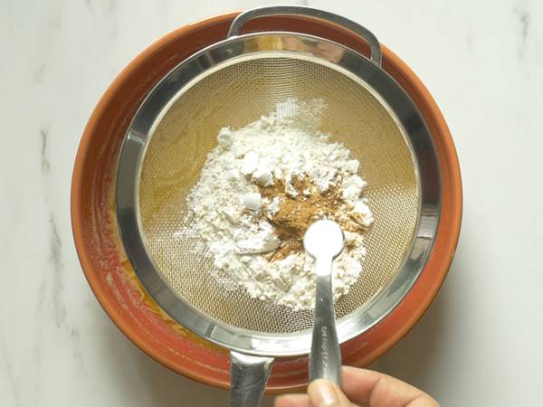 Add flour, cinnamon, baking powder, baking soda and a pinch of salt if desired