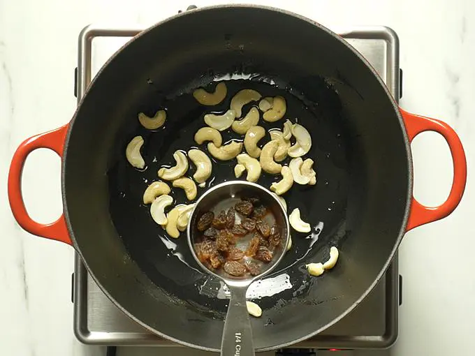 adding raisins to make vermicelli payasam