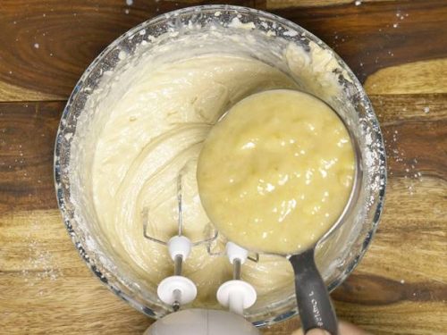 pour mashed banana to make cake batter