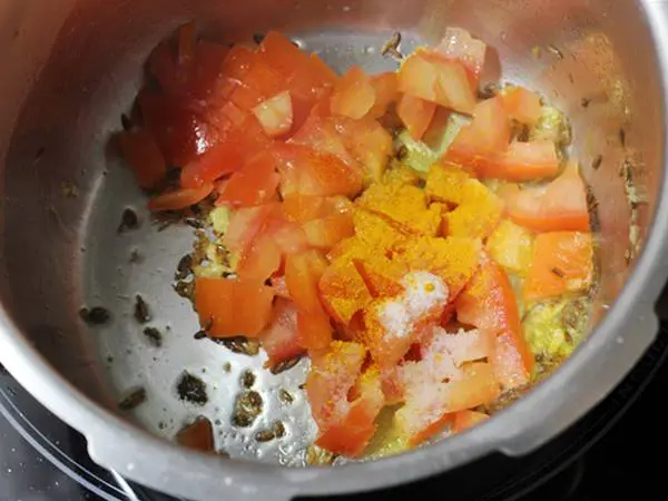 frying tomatoes with salt to make dalia recipe