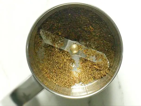 make a fine powder of spices