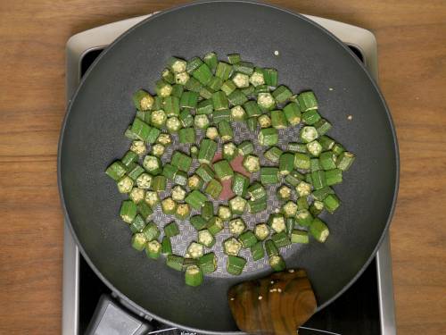 pan frying bhindi