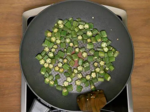 pan frying bhindi