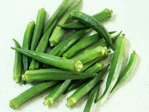 wiping rinsed bhindi to make bhindi masala