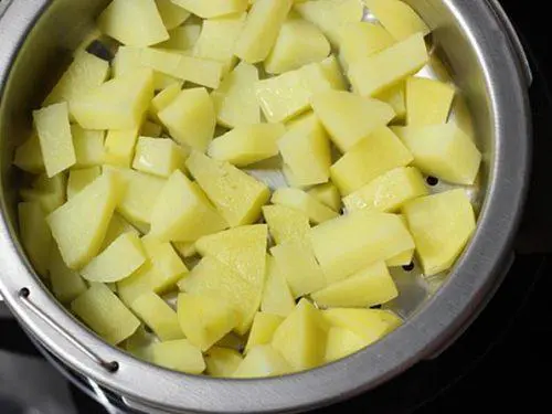 steaming potatoes for bread roll 