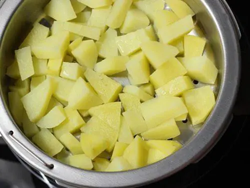 steaming potatoes for bread roll