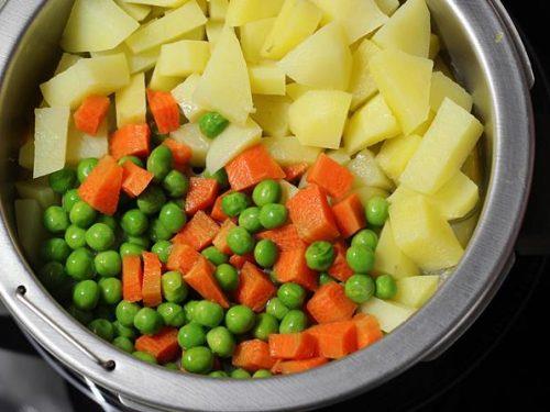 steaming carrots peas for bread roll