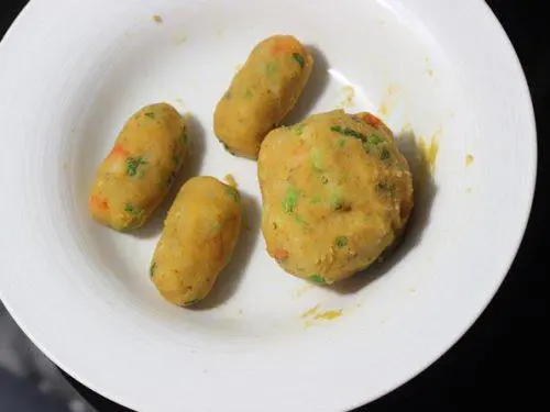 shaping the stuffing for bread roll