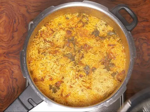 fluffing up cooked chicken biryani