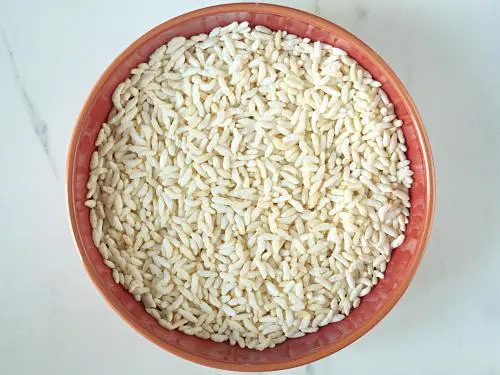 roasting puffed rice to make churumuri