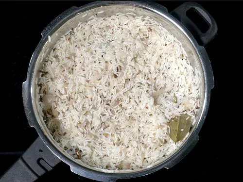 frying rice for 2 to 3 mins