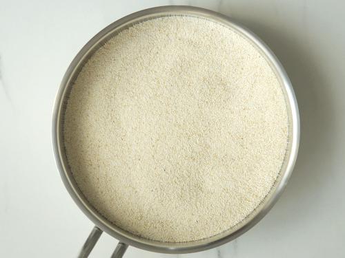 roasting semolina to make khara bath