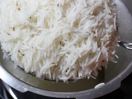 arroz cocido al dente para la receta de biryani de cordero