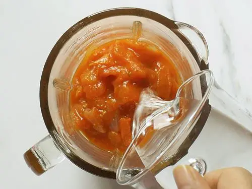 blending tomatoes with water