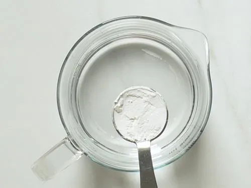 making slurry by mixing corn starch with water