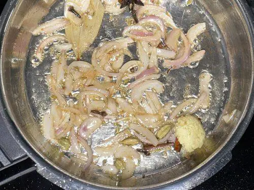 frying ginger garlic paste for ney choru