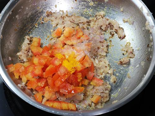 frying tomatoes with salt turmeric