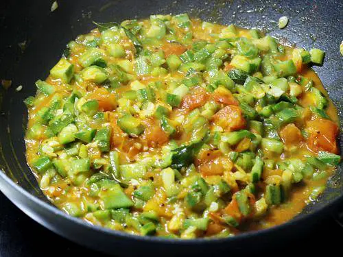 frying tomatoes to make ridge gourd curry