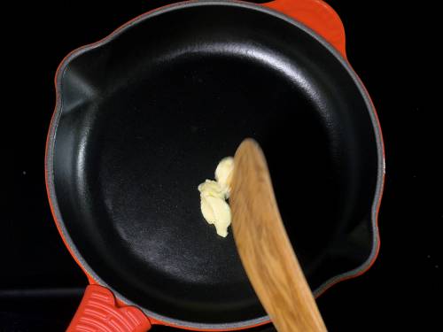 melting butter to make white sauce pasta