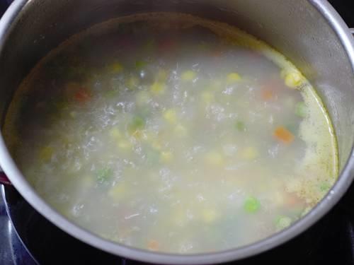 adding corn starch to make sweet corn soup