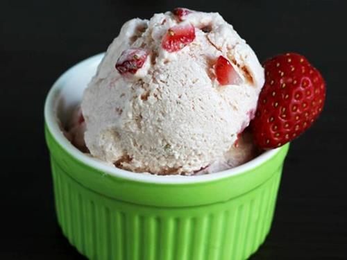 Vegan strawberry ice cream﻿