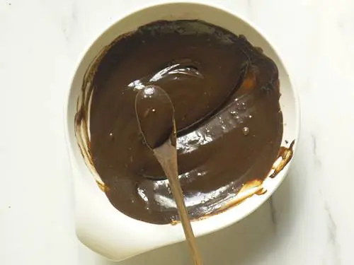melted chocolate for biscuit cake