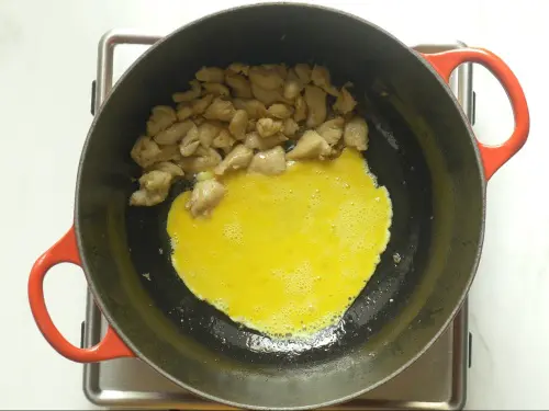 pouring egg to pan