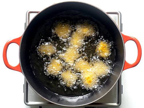 frying chicken pakora