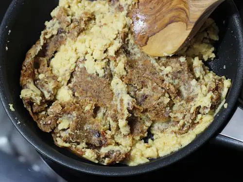 dates mawa halwa cooking in pan