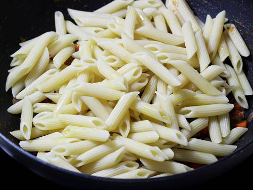adding al dente cooked pasta 