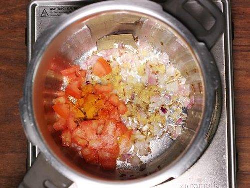 adding tomatoes and salt to make saovry oats