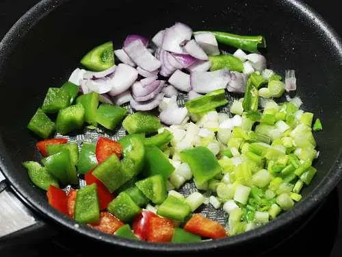 frying veggies for chilli paneer