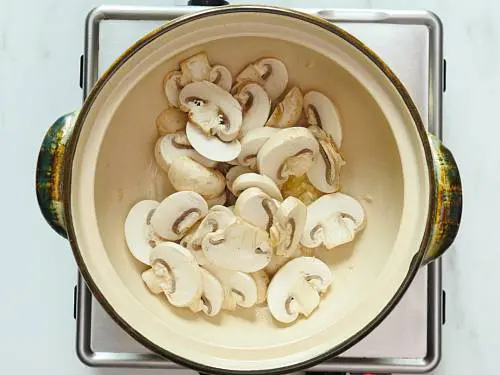 sauteing mushrooms to make clear soup