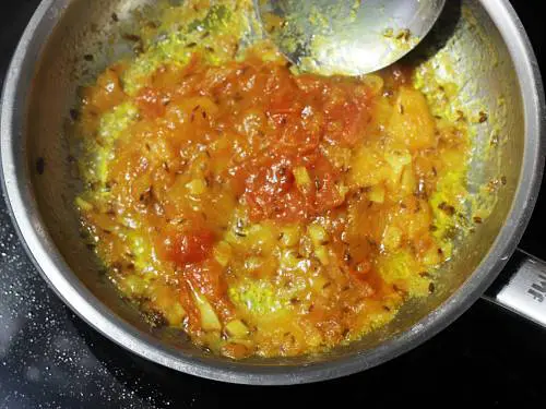 mushy tomatoes for mushroom pepper fry