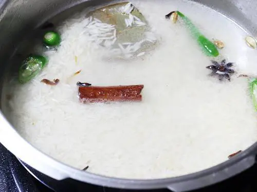 pouring water to make ghee rice