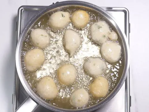 frying goli baje in hot oil