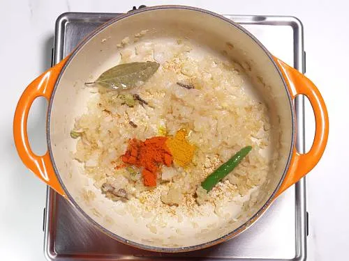 adding spice powders for methi chicken
