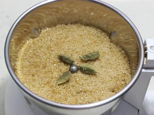 powder sugar in a blender for ladoo