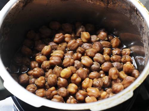 Pressure cooked chole