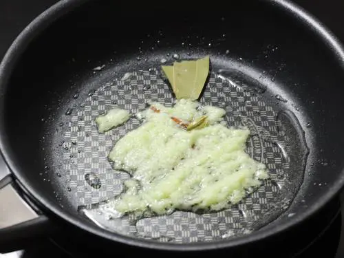 frying ginger garlic paste