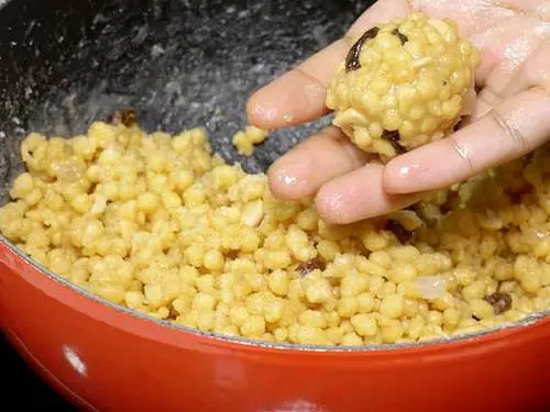 shaping boondi ladoo