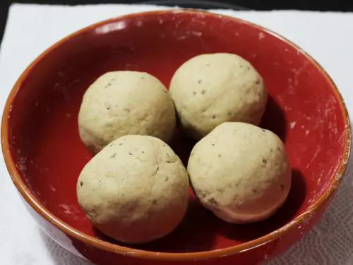 divide the namak para dough to 4 parts