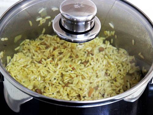 heating puffed rice upma in a pot