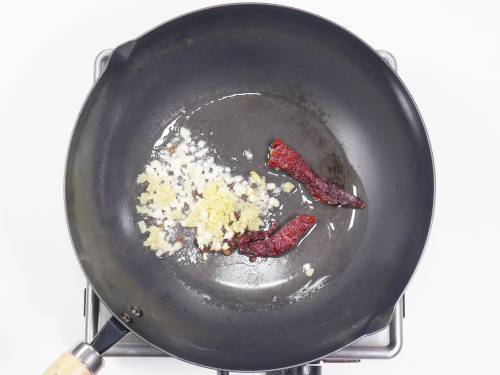 frying red chilies 